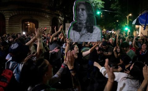 Milhares vão às ruas na Argentina em apoio a Cristina Kirchner, ameaçada de prisão