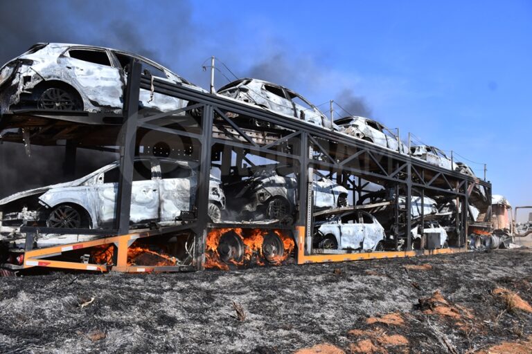 SERRA DA PETROVINA:  Incêndio destrói carreta cegonha e 11 carros na BR-364