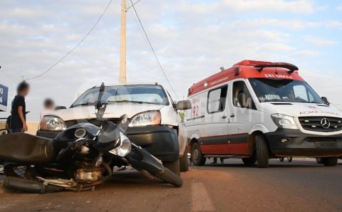 TRÊS VEÍCULOS ENVOLVIDOS:   Mulher fica gravemente ferida após bater em traseira de carro e ser lançada em carroceria de picape