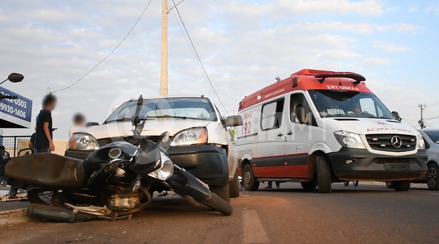 TRÊS VEÍCULOS ENVOLVIDOS:   Mulher fica gravemente ferida após bater em traseira de carro e ser lançada em carroceria de picape