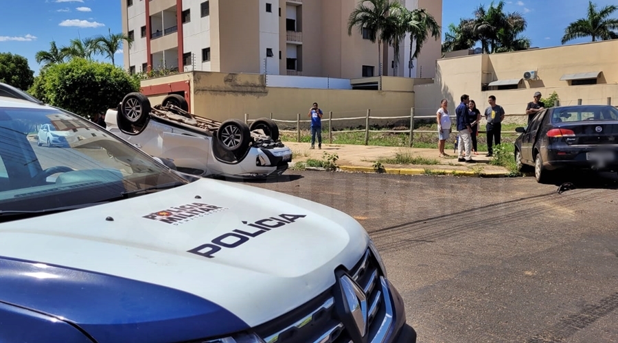 COLISÃO VIOLENTA:   Motorista capota veículo após invadir preferencial e atingir carro com mãe e filho