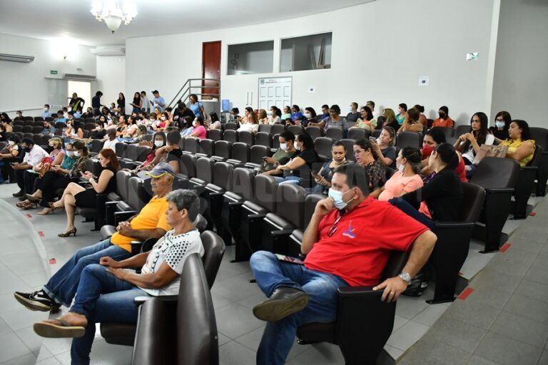 MT:   SERVIDORES Secretário contesta “sequestro” na Educação e ameniza acampamento sindical na casa do prefeito