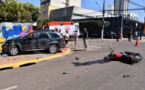 IMPRUDÊNCIA:  Motociclista é socorrido com fraturas após se envolver em grave acidente na região central