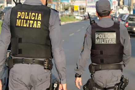 Homem tenta matar família com facão e cospe em PMs ao ser preso