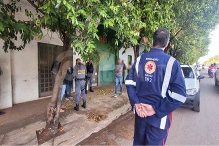 Diarista encontra patrão morto com duas facas no pescoço em MT