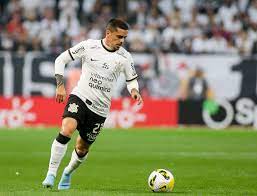 Fagner nega problema com Vítor Pereira no Corinthians e rebate: “Sou um funcionário do clube”