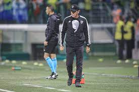 Cuca vê Atlético-MG incompetente diante do Palmeiras e não entende expulsão de Vargas