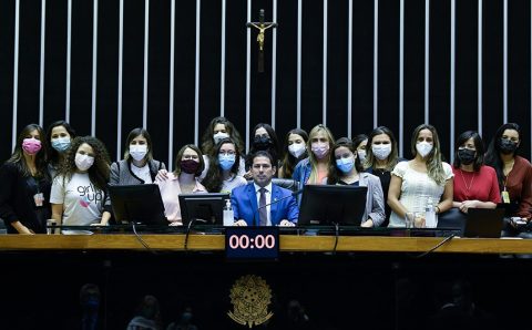 APESAR DE PROMULGADA  EM 18.03.2022 ATÉ HOJE O GOVERNO NÃO FORNECE ABSORVENTES PARA MULHERES DE BAIXA RENDA:   Promulgada lei para distribuição de absorventes às mulheres de baixa renda  Fonte: Agência Senado