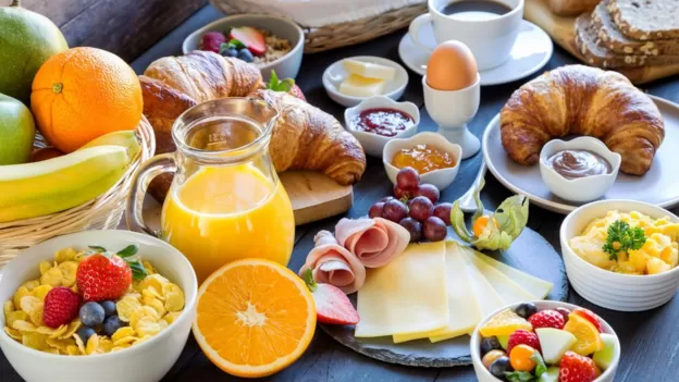 Café da manhã farto e jantar menor ajudam a controlar apetite, mostra estudo