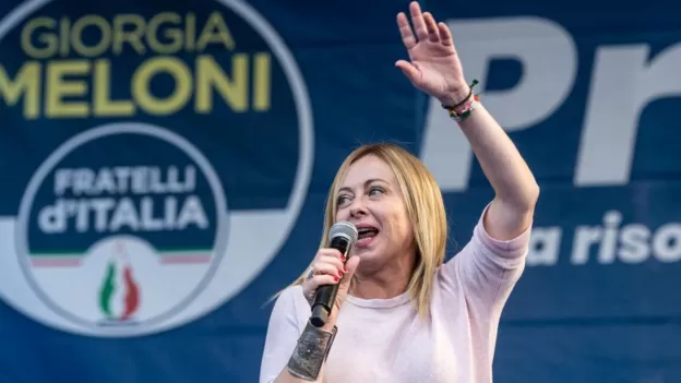 A admiradora de Mussolini que é favorita nas eleições da Itália