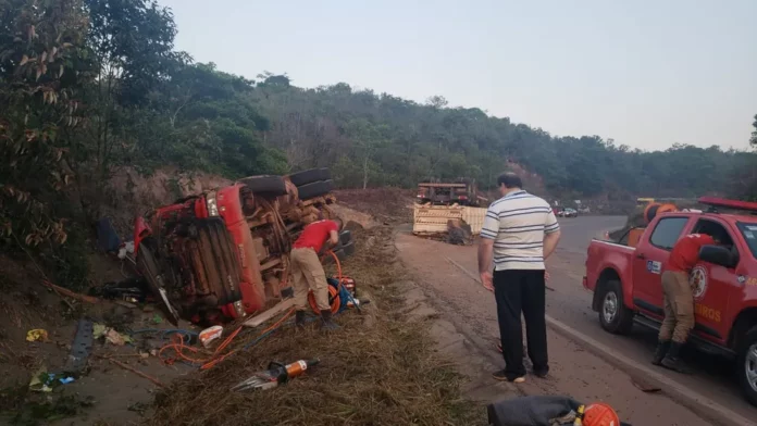 Motorista perde controle de carreta e morre na BR-163 em Mato Grosso