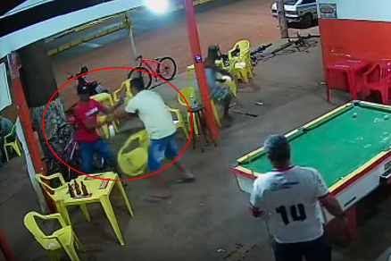 VIOLÊNCIA: Câmera flagra homem sendo esfaqueado em bar em MT