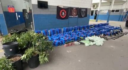 TRÊS FERIDOS E 26 PRESOS: Operação policial na Maré deixa cinco mortos; escola é metralhada