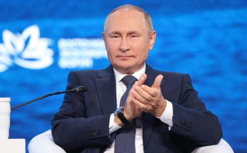 Titulares de cargos públicos russos acusam Putin de traição por invasão da Ucrânia