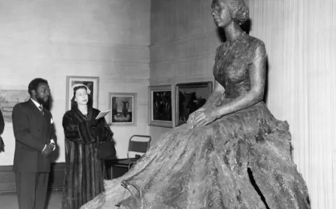 Rainha Elizabeth posou 12 vezes para escultura de bronze feita em 1957