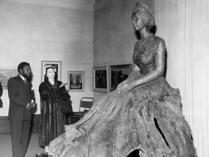 Rainha Elizabeth posou 12 vezes para escultura de bronze feita em 1957