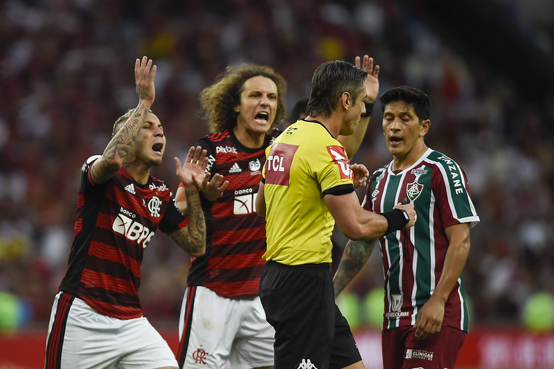 Flamengo anuncia saída do zagueiro David Luiz