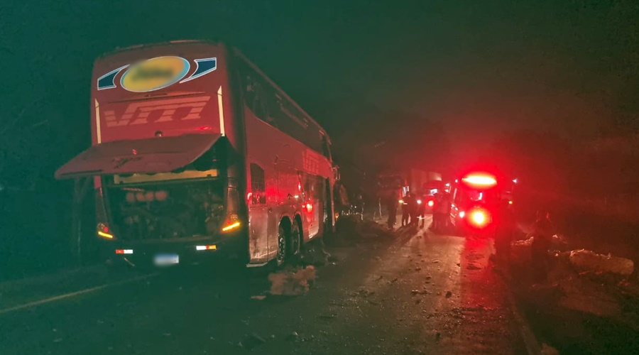 BR- 364:   Acidente entre carreta e ônibus de viagem deixa várias pessoas feridas em Rondonópolis