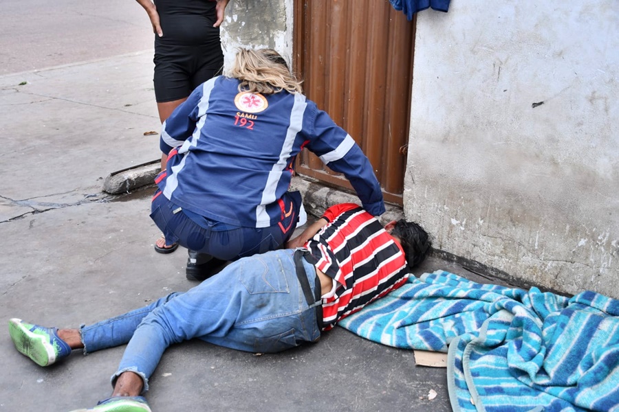 SUSPEITA DE ESPANCAMENTO:  Morador de rua é encontrado sangrando e com ferimentos pelo corpo