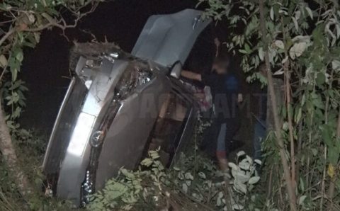 RODOVIA DO PEIXE:  Carro com casal de idosos capota após motorista perder o controle da direção em curva