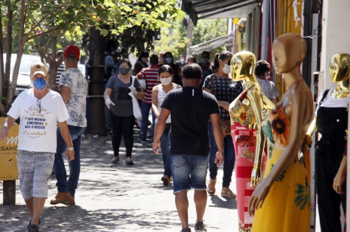 Para evitar golpes, consumidor deve ficar atento nas compras