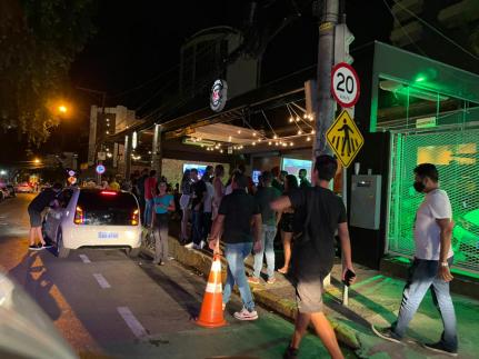 PRAÇA POPULAR: Amigos são detidos após briga para não pagar conta de bar