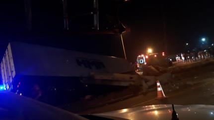 MT:  VÁRIOS BAIRROS:  Caminhão bate em torre de energia e provoca ‘apagão’ em Sinop