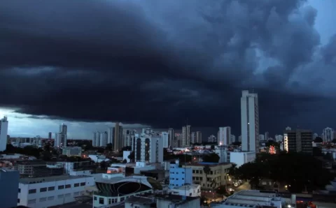 MT:  QUEDA DE POSTES E ÁRVORES:  Temporal deixa Cuiabá e cidades do interior sem energia