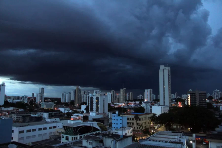 MT:  QUEDA DE POSTES E ÁRVORES:  Temporal deixa Cuiabá e cidades do interior sem energia