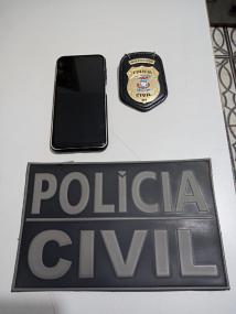 Homem é detido após furtar celular de caminhoneiro que jantava em posto