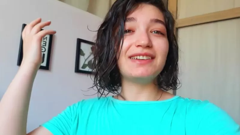 COMEÇO DE TUDO:   Sarina Esmailzadeh, 16, morta  pelas forças de repressão:   Protestos no Irã: as jovens da geração Z que tomam as ruas