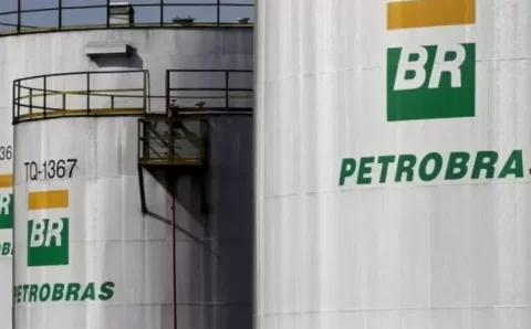 Por que gasolina voltou a subir apesar dos atrasos da Petrobras em reajustar preços