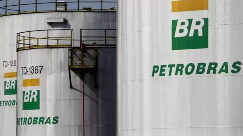 Por que gasolina voltou a subir apesar dos atrasos da Petrobras em reajustar preços