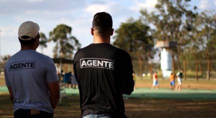 TENTAVA ARROMBAR A PORTA:  Homem é detido pela polícia após invadir unidade de internação no DF
