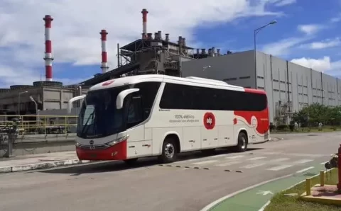 Ônibus elétrico movido por energia solar começa a circular no Ceará