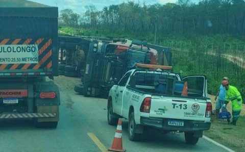 Carreta tomba e interdita BR-163 em Nova Mutum