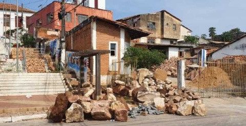 MT:  GARIMPO ILEGAL:   Prefeitura embarga obra no Centro Histórico por suspeita de garimpagem