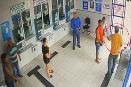 ARMADO E PERIGOSO: Vídeos mostram ladrão rendendo e fazendo “limpa” em lotérica