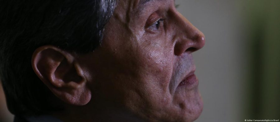 Roberto Jefferson se entrega após oito horas de cerco