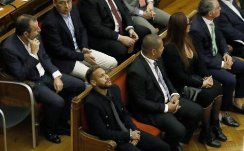 Neymar vai a tribunal, mas é dispensado em julgamento por corrupção na venda do Santos ao Barcelona