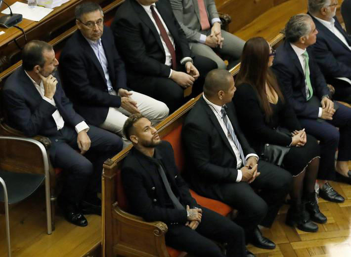 Neymar vai a tribunal, mas é dispensado em julgamento por corrupção na venda do Santos ao Barcelona