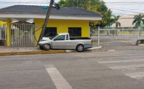 Condutor perde controle e atinge poste em frente a escola em Lucas do Rio Verde