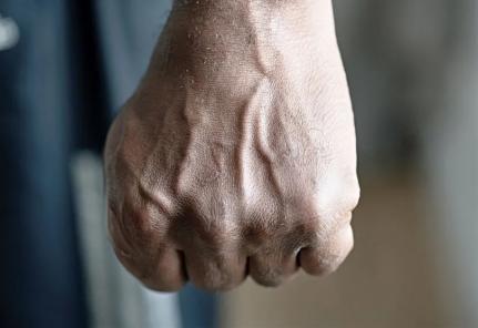 VÍTIMA DE 21 ANOS:  Homem agride esposa, joga celular contra ela, mas aparelho atinge criança