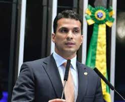 Senador Irajá Silvestre e esposa sofrem acidente; motorista morre