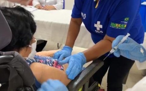 MT:  PREVENÇÃO CONTRA INFLUENZA:   Idosos e pessoas com imunossupressão devem tomar duas doses de vacina contra gripe