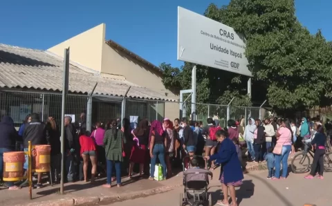 ‘Fila de 24h na calçada e sem banheiro’: o desespero de mães que temem perder Auxílio Brasil