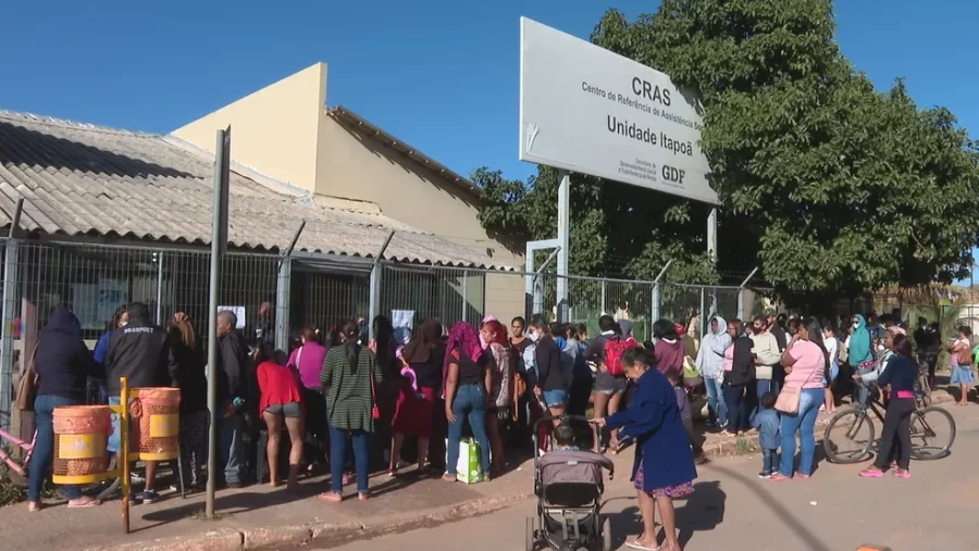 ‘Fila de 24h na calçada e sem banheiro’: o desespero de mães que temem perder Auxílio Brasil