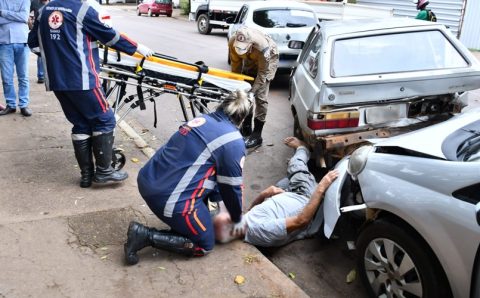 ESTAVA ESTACIONADO: Idoso de 73 anos é levado ao Hospital Regional após ter carro atingido por outro veículo