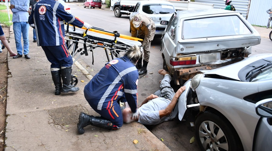 ESTAVA ESTACIONADO: Idoso de 73 anos é levado ao Hospital Regional após ter carro atingido por outro veículo