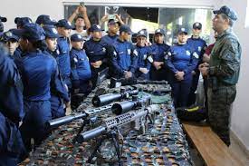 Alunos do projeto PM Júnior conhecem sede do Comando Geral e unidades especializadas